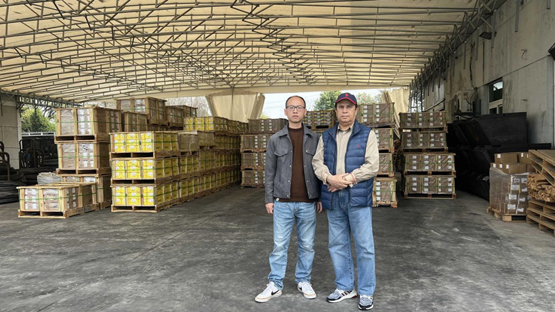 Clientes estrangeiros visitam a fábrica da Jiaxing Qunbang Hardware Co., LTD.
