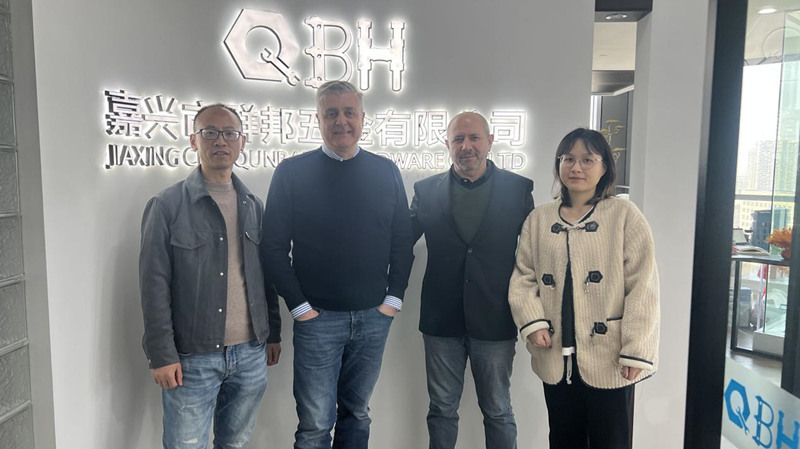 Clientes estrangeiros visitam Jiaxing Qunbang Hardware Co., LTD.